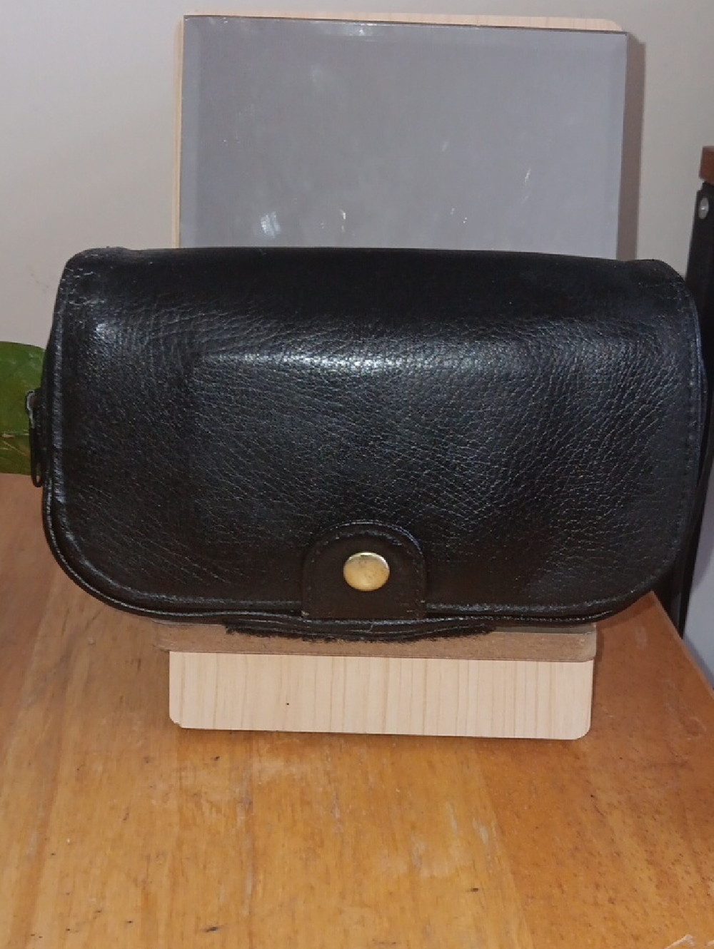 Classic Black Leather Women' Wallet with Mirror